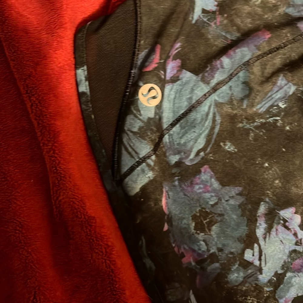 Lululemon size 8 tall in excellent shape